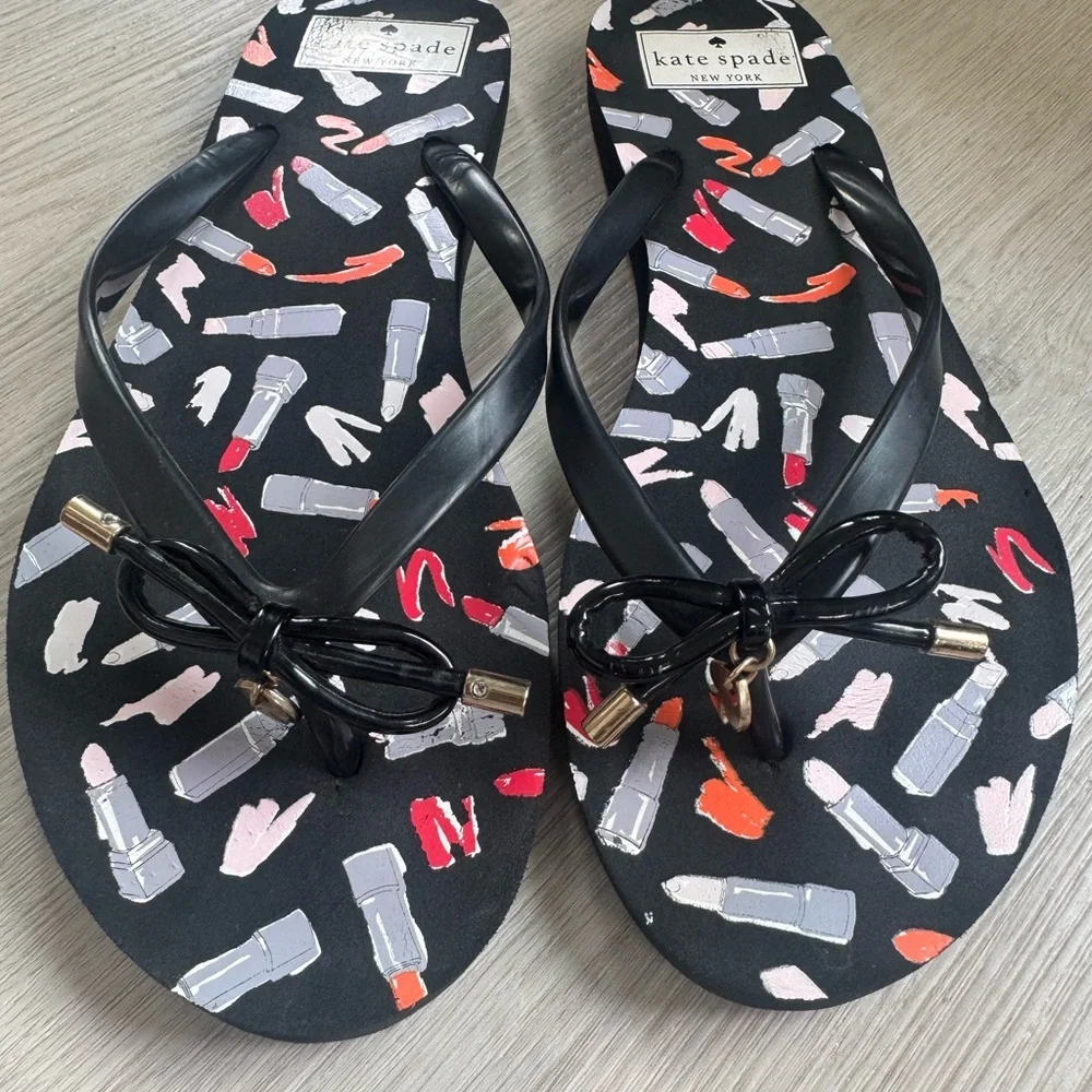Kate Spade Black Flip Flops Sandals with Lipstick Print Gold Spade Size 8